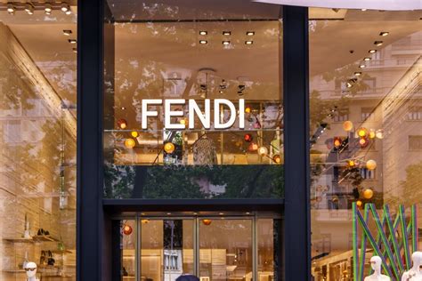 fendi 飯團包|Fendi 飯糰小包：藏在男裝區的小可愛，第一眼就被療癒到！.